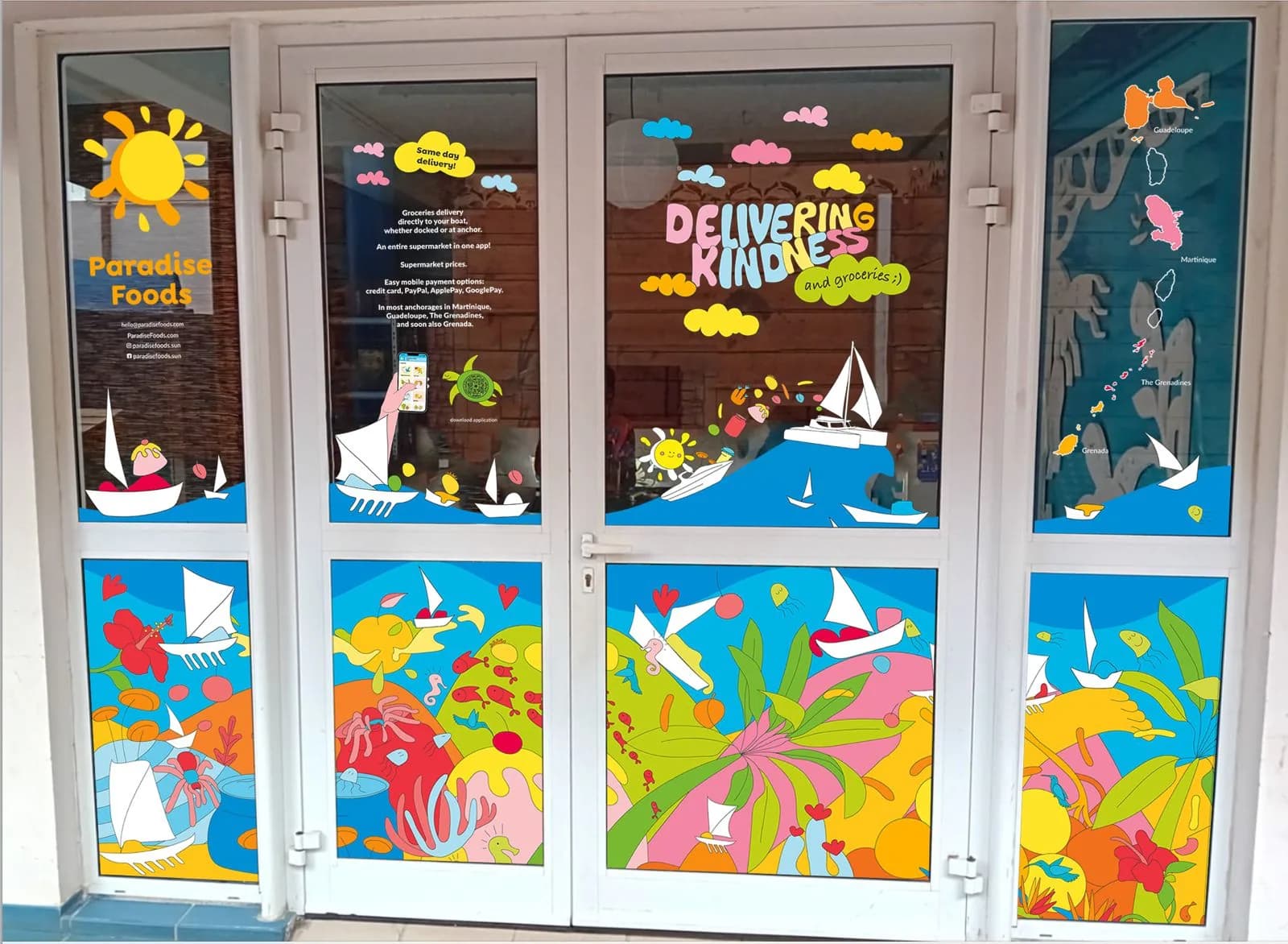 Portes vitrées habillées d'illustrations multicolores en partie basse et de messages en partie haute