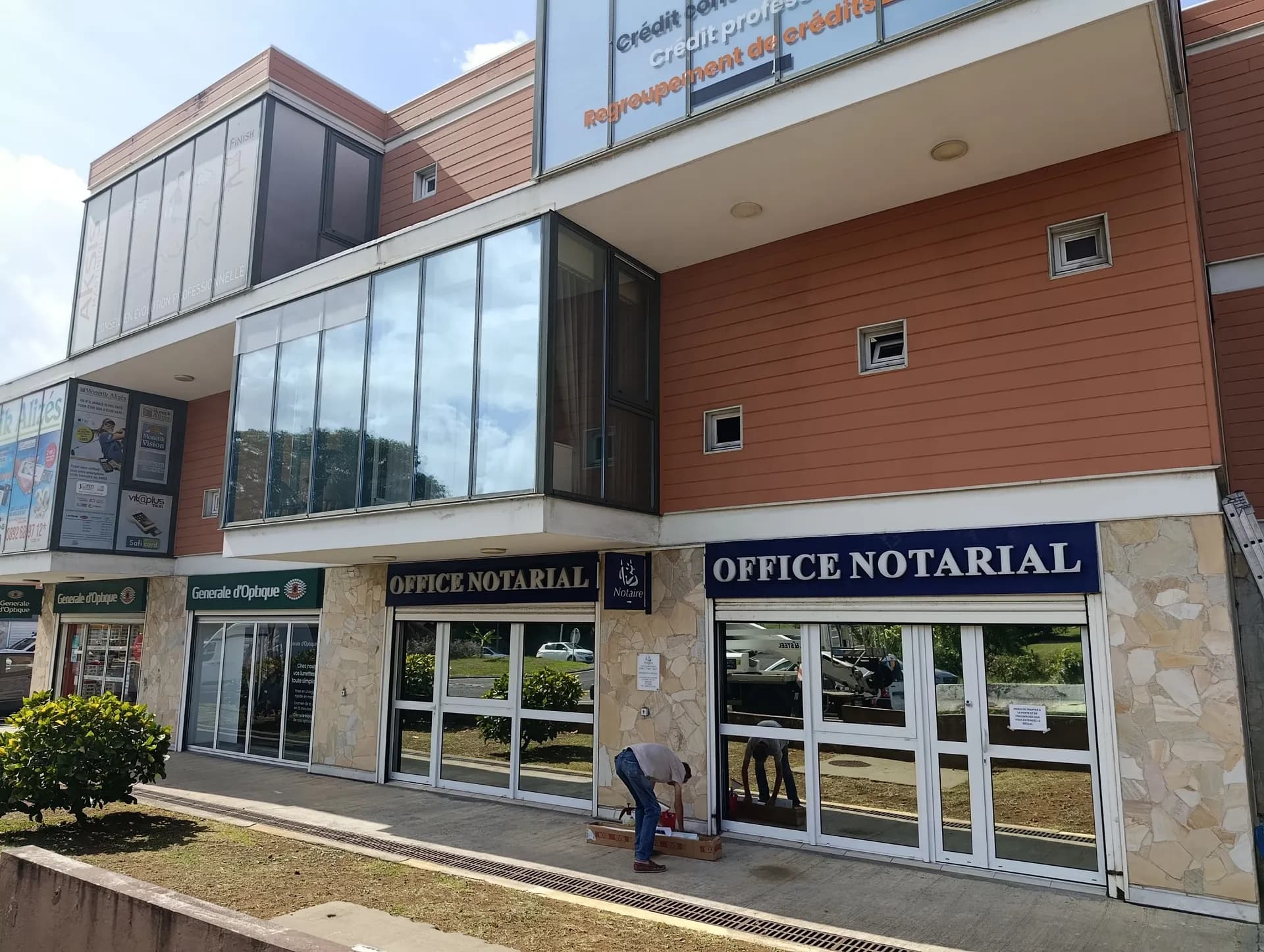 Façade vitrée ATOM Assurance à Schœlcher avant la pose de l’enseigne et du microperforé